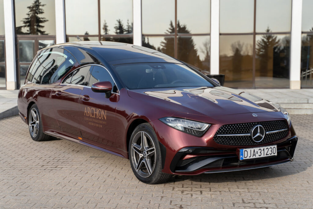 Luksusowy karawan marki Mercedes zakładu pogrzebowego Archon z Wrocławia